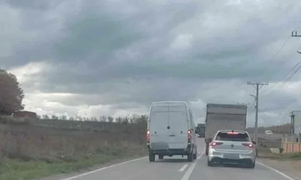 policia-ndeshkon-dy-shofere-per-shkelje-te-renda-ne-komunikacion-ne-ferizaj,-njeri-prej-tyre-i-mitur