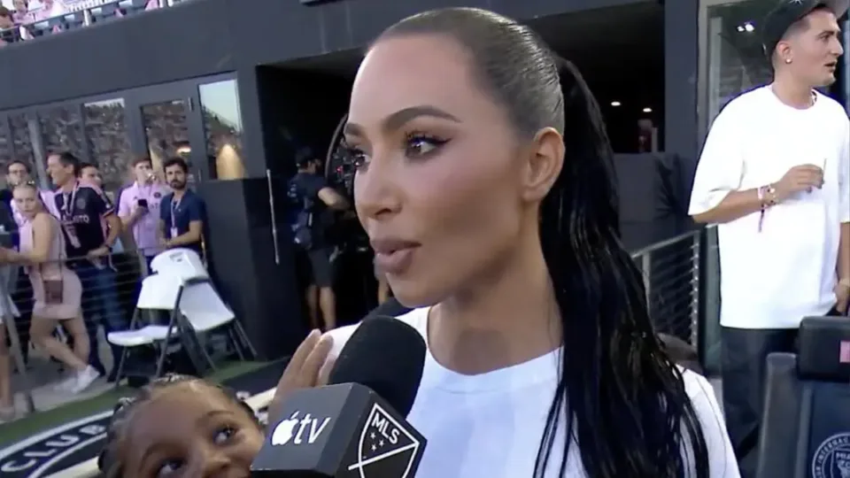 kim-kardashian-merr-dhurate-fanellen-e-messit-per-te-birin