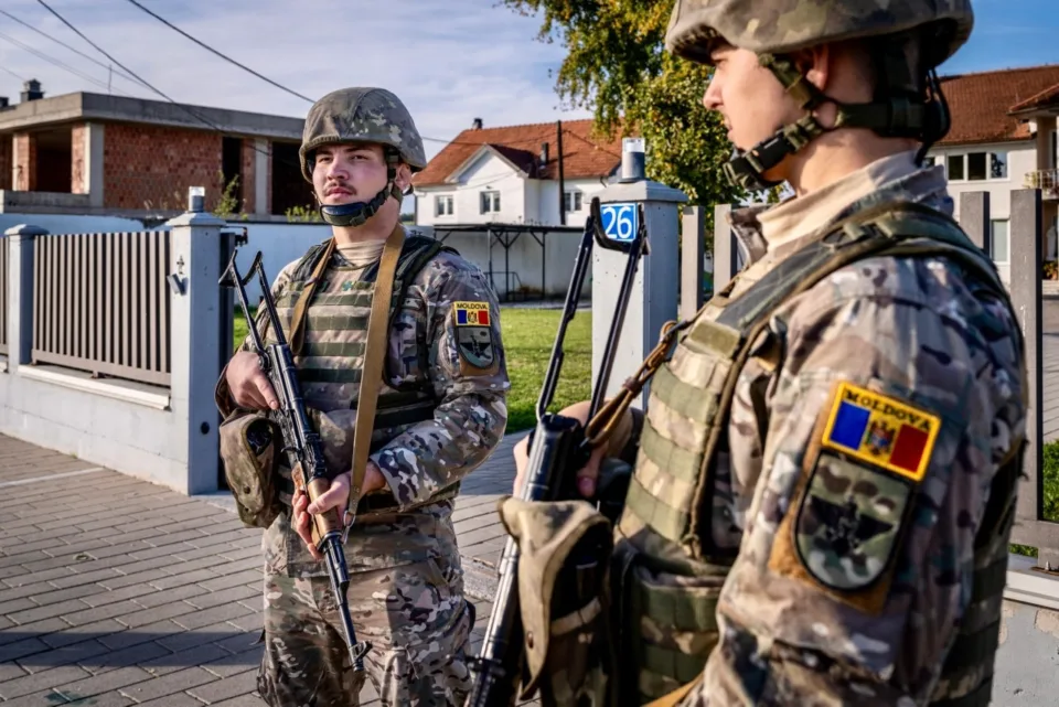 ushtaret-moldave-te-kfor-it-patrulluan-ne-rajonin-e-gjakoves