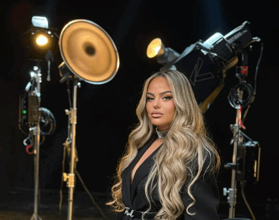 adelina-spahija,-kengetarja-qe-ndez-skenen-e-dasmave