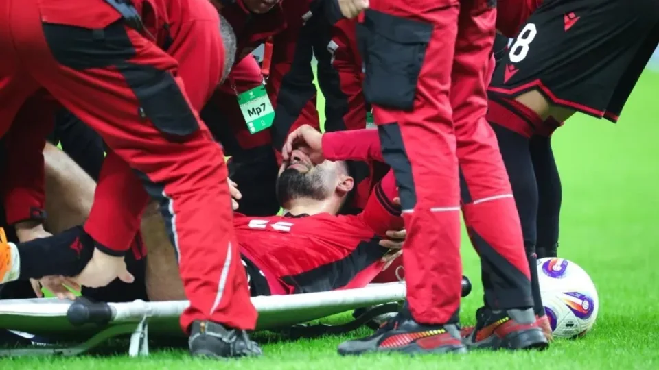 “top-lojtar,-shpresoj-te-jete-gati-per-vikend”,-trajneri-i-burnleyt-jep-detaje-per-lendimin-e-armando-brojes