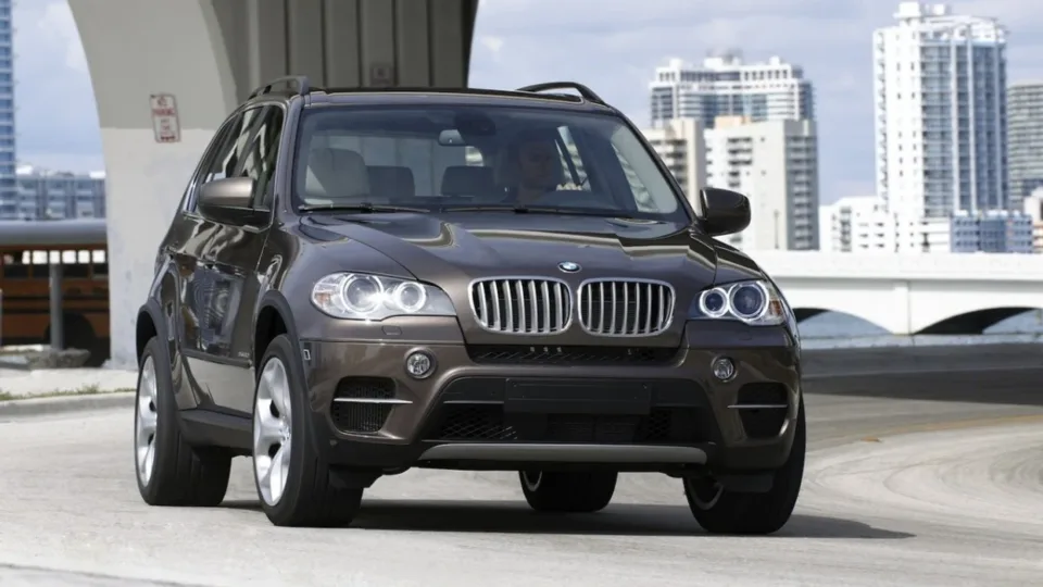 bmw-urdherohet-te-paguaje-1.9-milion-dollare,-pasi-dera-e-mbyllur-butesisht-e-vetures-ia-lendoi-doren-pronarit-te-saj-ne-nju-jork