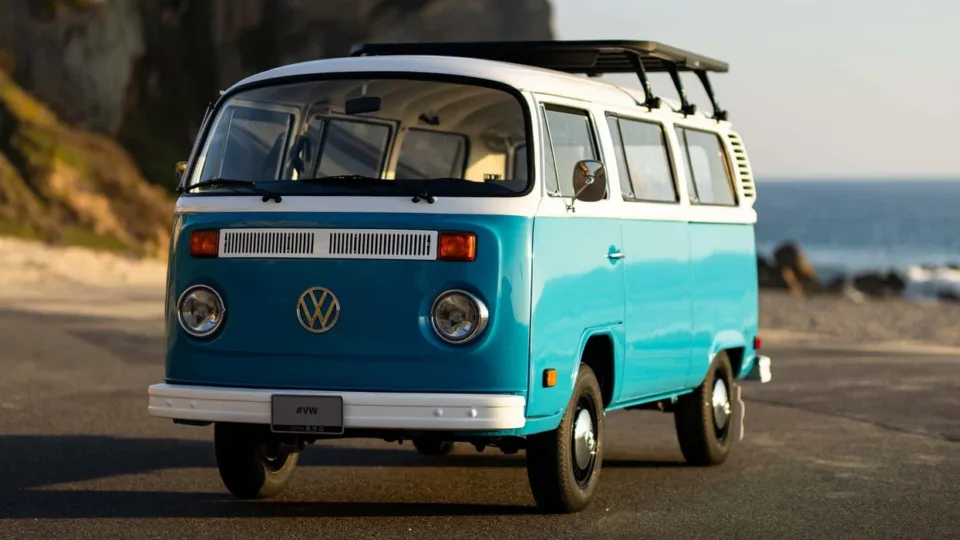 vw-restauron-furgonin-qe-i-mbijetoi-zjarreve-shkaterruese-ne-kaliforni
