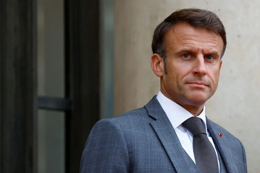 macron:-nga-viti-i-ardhshem-edhe-ne-shkollat-e-mesme-do-te-ndalohet-perdorimi-i-telefonave