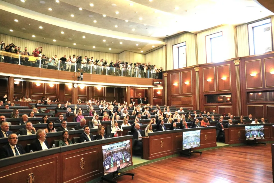 1-milion-e-515-mije-euro-per-deputetet-pa-asnje-ligj-te-miratuar,-askush-s’hoqi-dore-nga-paga