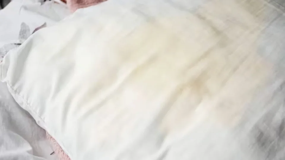 hiqni-njollat-e-verdha-nga-jasteket-duke-shtuar-nje-perberes-te-thjeshte-kuzhine-ne-lavatrice