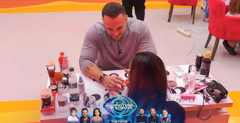 edi-rregullon-thonjte,-frikesohet-mos-e-kapin-kamerat