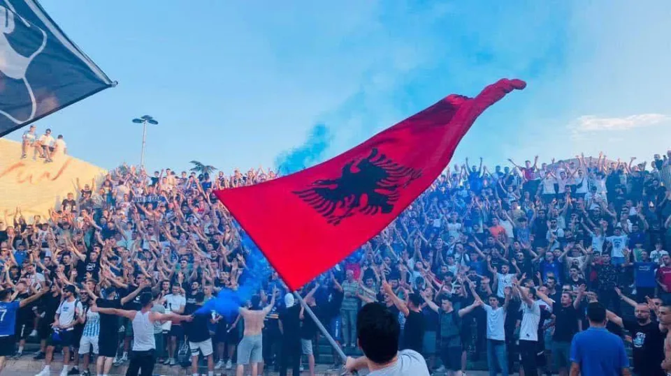 tifo-grupi-“shvercerat”-e-shkupit,-mbeshtesin-protesten-kunder-gjykates-speciale-me-13-dhjetor