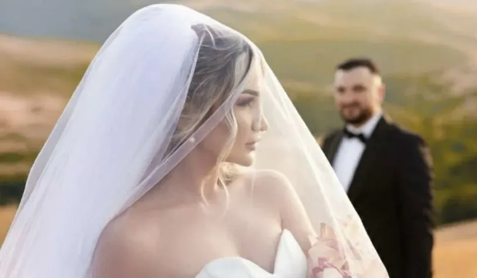 nje-nuse-qe-i-shkoi-viti-duke-folur-krejt-kosova-per-te,-engji-ia-kaloi-edhe-leartes-e-krejt-nuseve-te-estrades