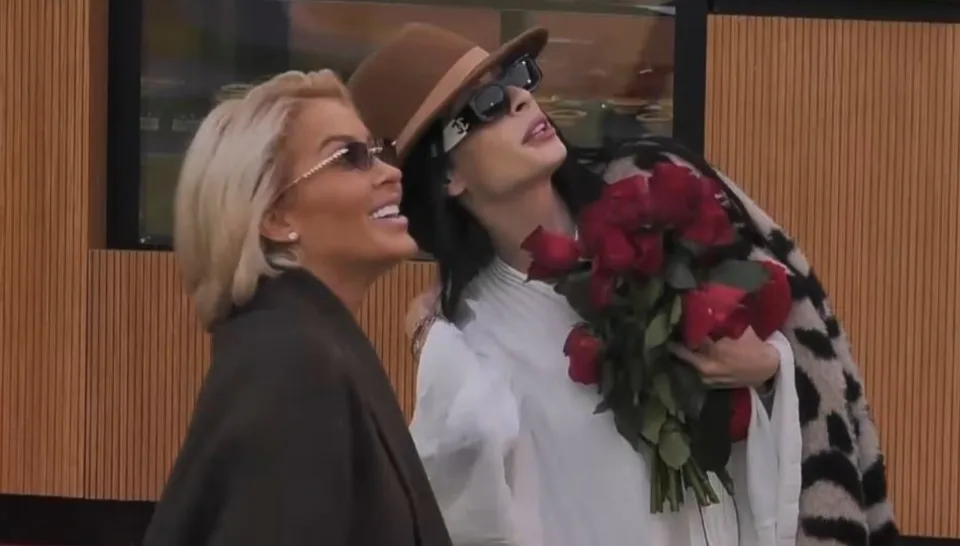 surprize-nga-qielli,-parashute-dhe-lule-per-kete-banore