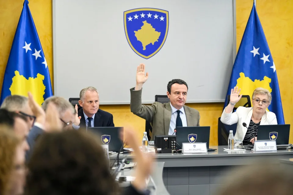 ambasadat-e-kosoves,-zedhenese-te-qeverise-–-nuk-e-huqin-asnje-postim-te-kurtit-e-gervalles