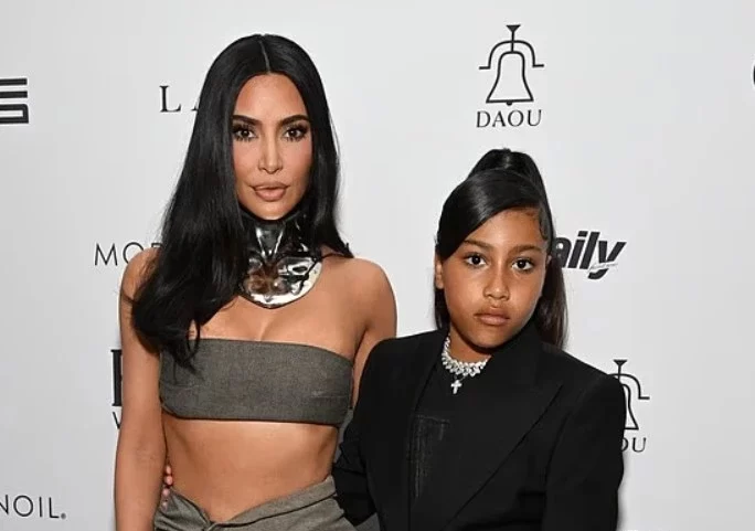 north-west-12-vjece,-debuton-ne-instagram-pavaresisht-kundershtimeve-te-babait-te-saj-kanye