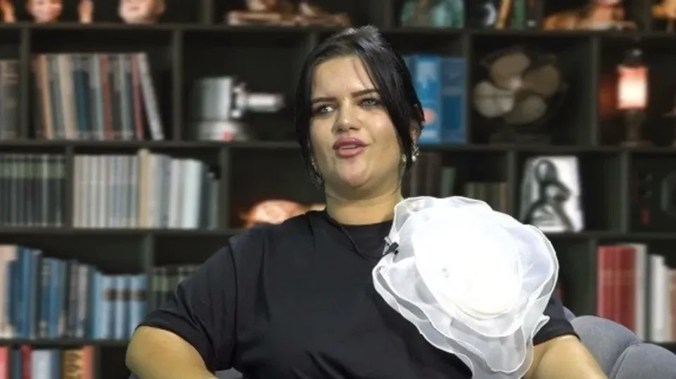 incident-ne-skene,-gresa-gashi-merr-goditje-ne-koke-gjate-shfaqjes-–-shoqerohet-ne-spital-aktorja