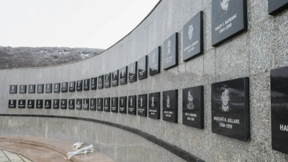 krimet-e-luftes,-vetem-pese-prokurore-trajtojne-rreth-nje-mije-lende-te-trasheguara-nga-eulex