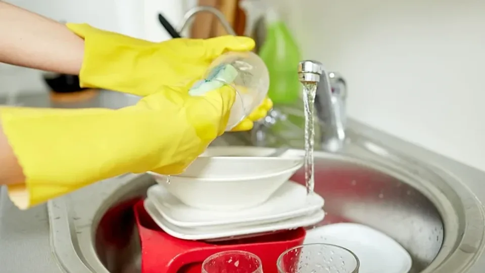 si-te-hiqni-ne-menyre-efikase-ushqimin-e-mbetur-dhe-yndyren-e-djegur-nga-enet-tuaja