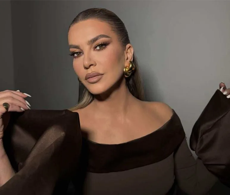 leonora-jakupi-vishet-per-qejfin-e-vjehrres-dhe-burrit,-vishet-me-fustan-deri-ne-fund-te-kembeve-–-duket-si-rrush