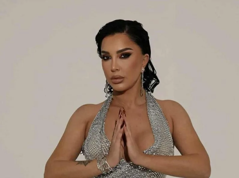 teuta-eshte-“tranu”-pas-ndarjes-nga-burri,-del-vec-me-sytjena-ne-koncert-–-e-con-peshe-krejt-publikun