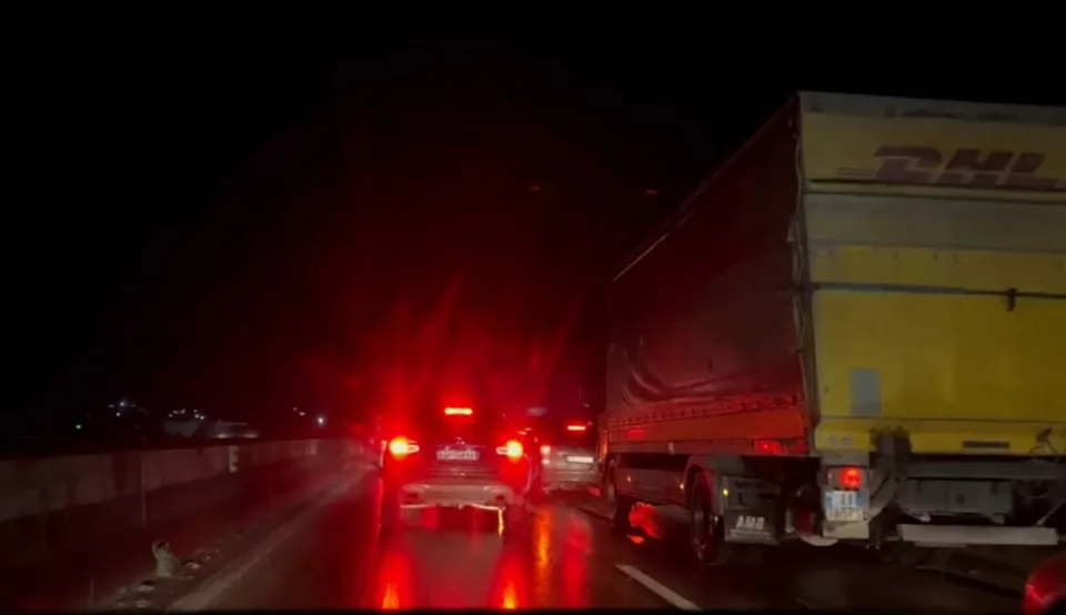 autostrada-durres–tirane-vazhdon-te-jete-e-permbytur,-trafik-kilometrik-automjetesh