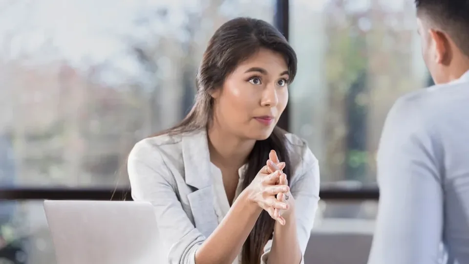 pse-disa-njerez-perparojne,-ndersa-te-tjeret-mbeten-ne-vend?-gjithcka-nis-nga-biseda-me-shefin