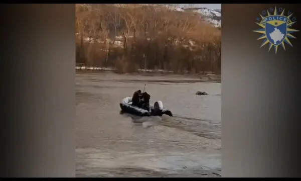 policia-me-barke-evakuon-nje-familje-ne-mitrovice-te-jugut-te-bllokuar-nga-vershimet