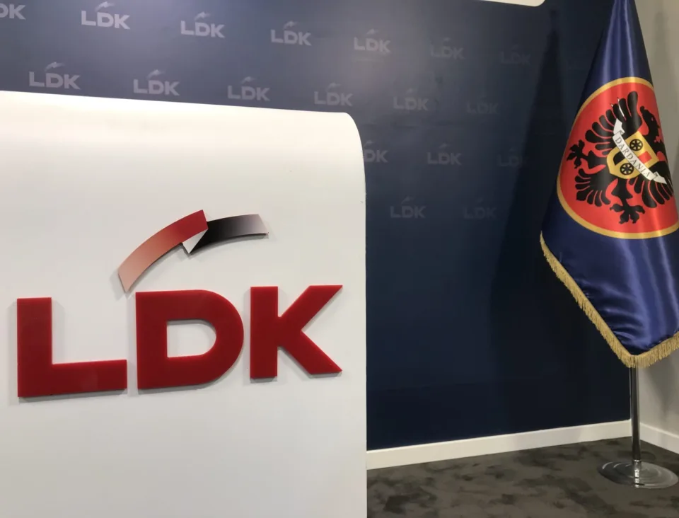 epilogu-i-mbledhjes-se-gjate-te-ldk’se,-doreheqja-e-lumir-abdixhikut-vendoset-ne-kuvendin-e-ldk’se