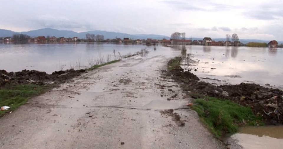 familjet-e-prekura-nga-vershimet-ne-pritje-te-ndihmes-nga-komunat