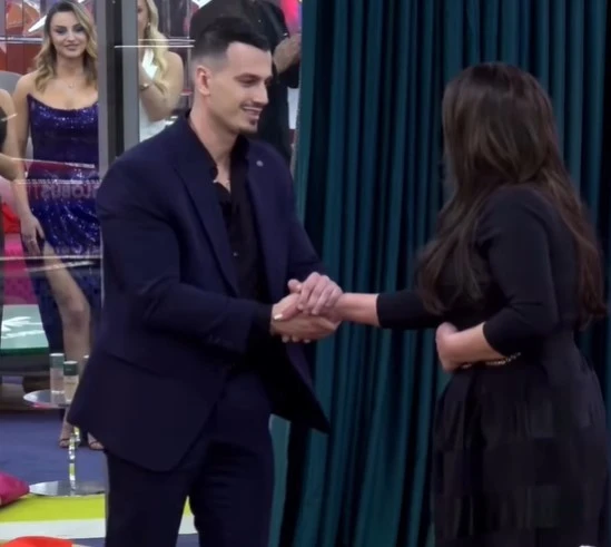 momenti-kur-mateo-takon-nenen-e-brikenes:-dua-te-te-kerkoj-falje-nese-e-kam-merzitur-–-ajo:-je-shume-djale-i-mire