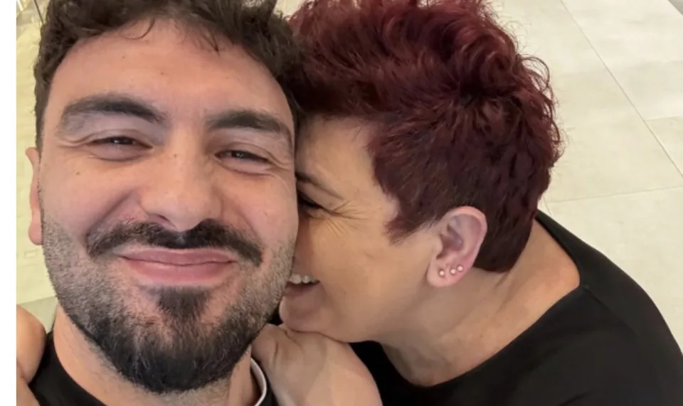 moment-i-bukur-nene-e-bir,-xheraldina-pozon-me-ledri-vulen