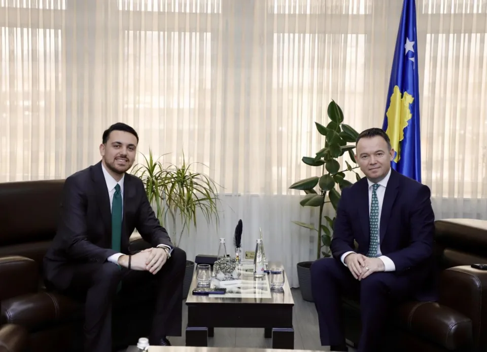 kontradiktat-e-pecit-–-akuzon-dike-per-vjedhje-te-votave,-kurse-vete-e-emeron-nenkryetar-te-komunes-te-denuarin-dy-here-per-kete-pune