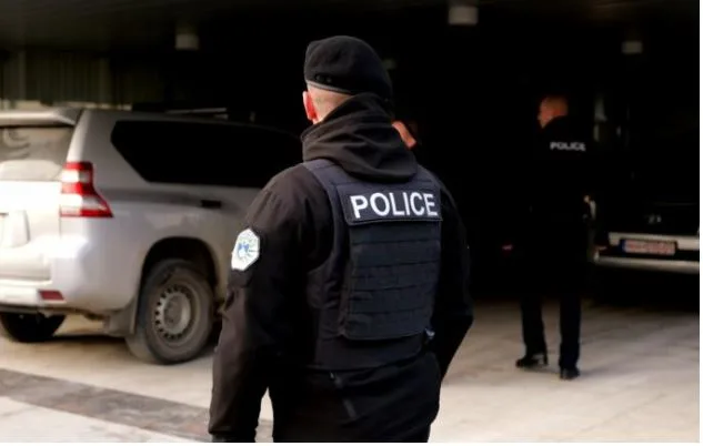 ndjekje-policore-nga-obiliqi-ne-mitrovice,-kapet-shoferi-–-dy-police-te-lenduar