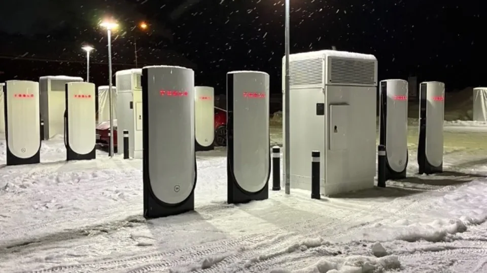 tesla-ne-suedi-–-karikimi-elektrik,-por-me-ndihmen-e-dizelit