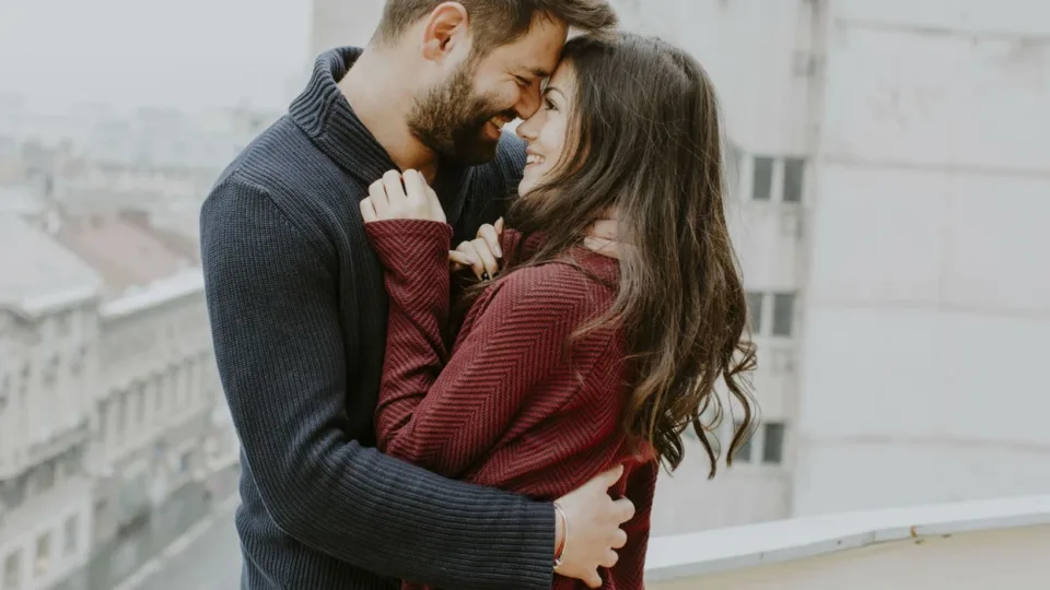 sa-duhet-te-zgjase-nje-perqafim-qe-te-ndihet-vertet?-studimet-japin-pergjigjen