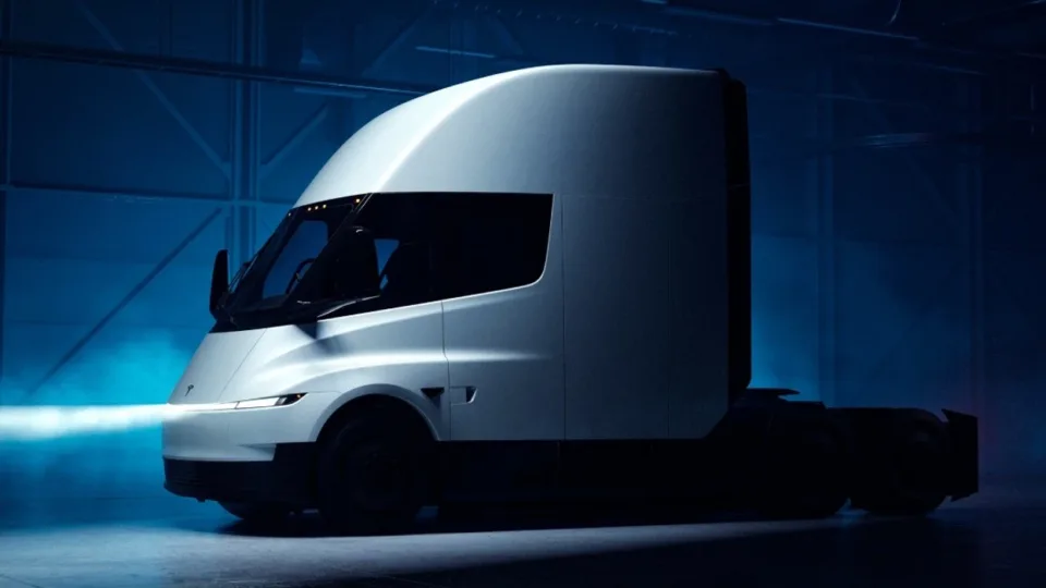 tesla-nis-prodhimin-masiv-te-kamionit-elektrik-semi-kete-vit