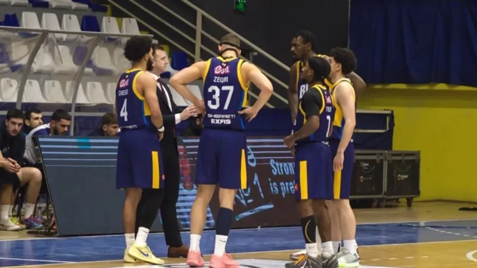 ylli-peson-humbjen-e-trete-radhazi,-mposhtet-nga-bora