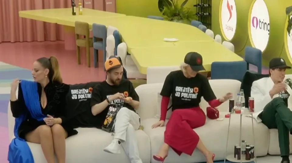 banoret-e-“bbvk”-se-vishen-me-bluza-me-logo-te-uck-se