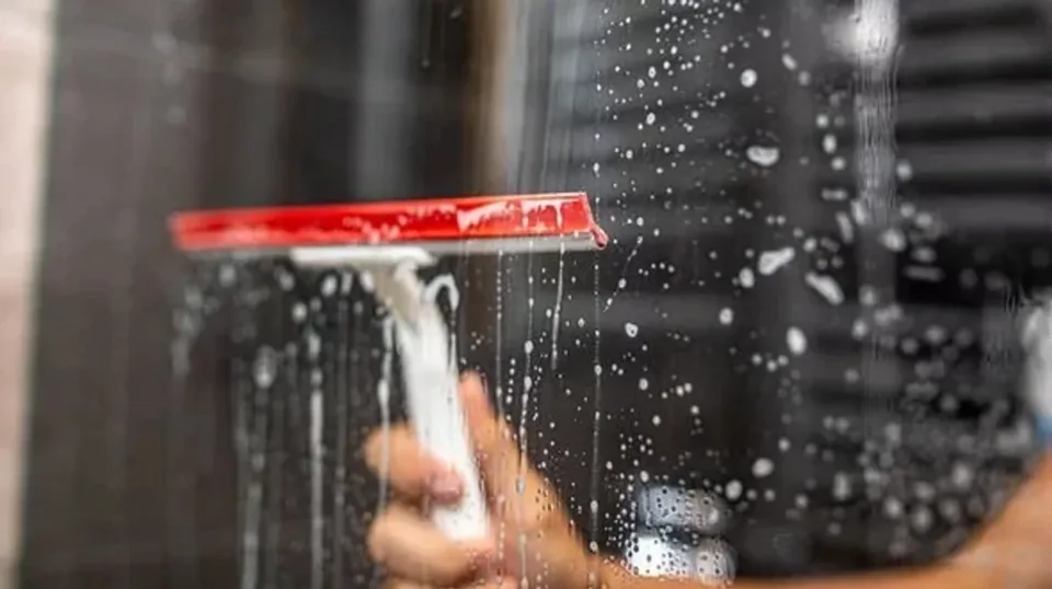 parandaloni-njollat-e-ujit-ne-banjo-duke-perdorur-kete-metode-te-thjeshte