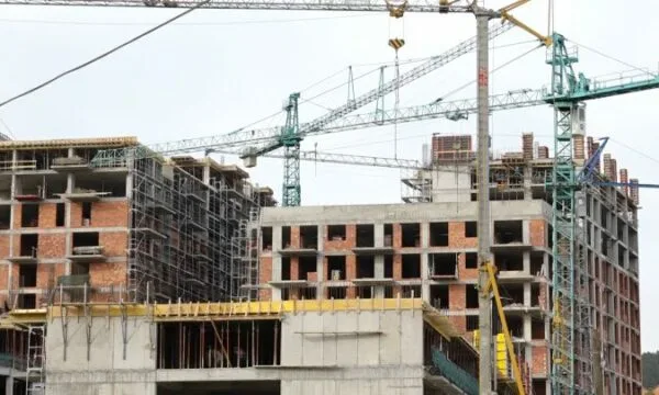 rritet-kostoja-e-ndertimit-ne-kosove:-energjia-dhe-pagat,-faktoret-kryesore-te-shtrenjtimit