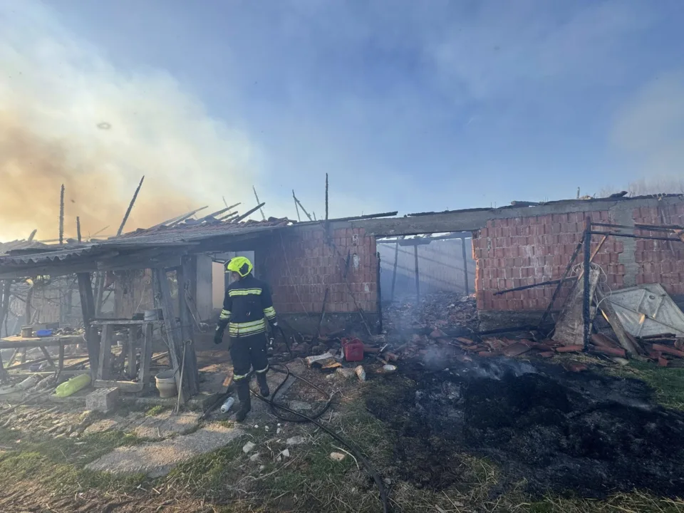 kaplohet-nga-zjarri-nje-stalle-ne-madanaj-te-gjakoves,-s’kishte-bageti-brenda