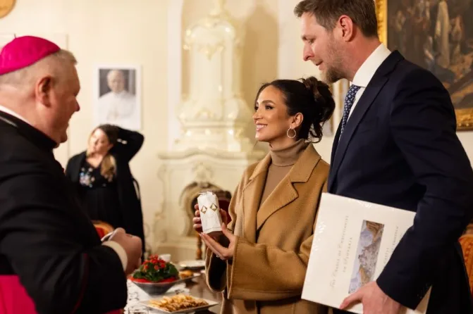 pas-marteses,-princ-leka-ben-viziten-e-pare-zyrtare-me-bashkeshorte